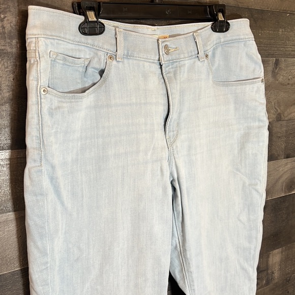 Light Blue Levi Classic Crop Jeans - Picture 2 of 8